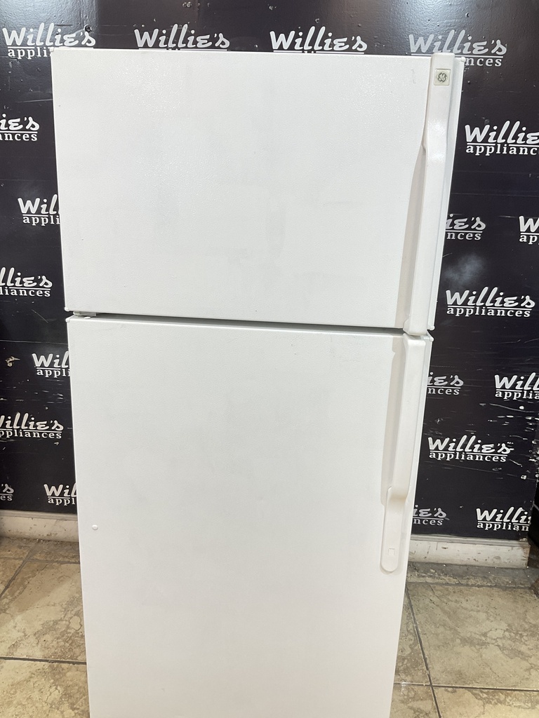 Ge Used Refrigerator Top and Bottom 28x61 1/2” (White)