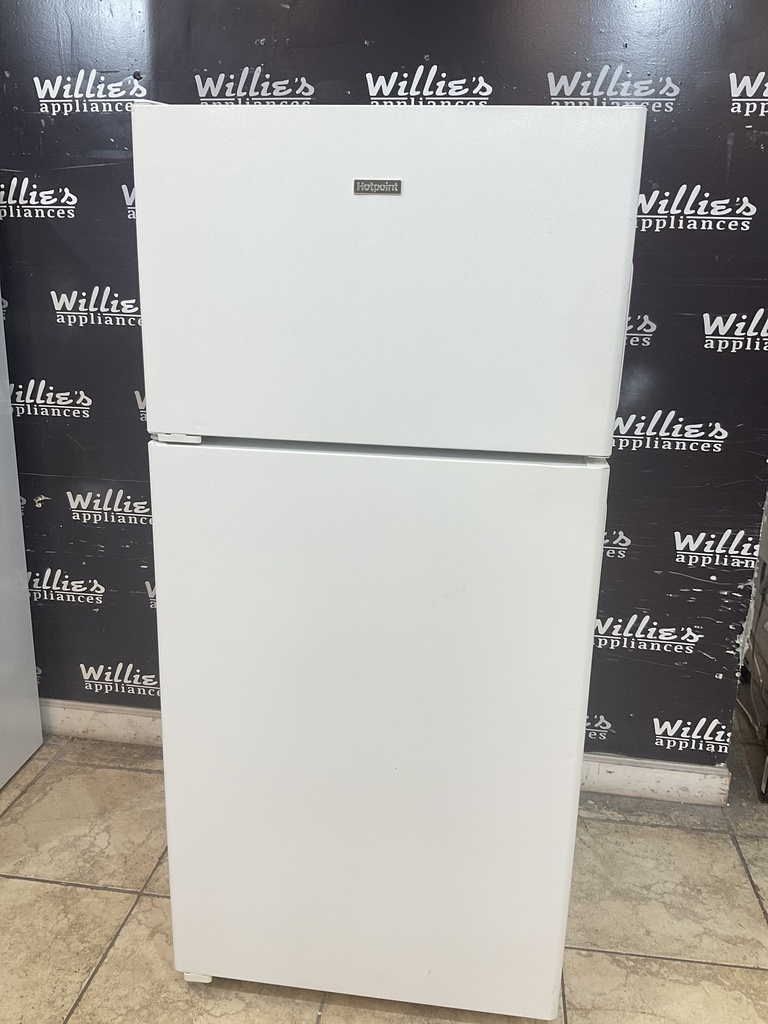 Hotpoint Used Refrigerator Top and Bottom 28x61 1/12” (White) 