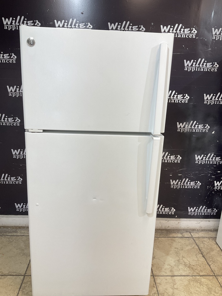 Ge Used Refrigerator Top and Bottom 28x61 1/2” (White) 