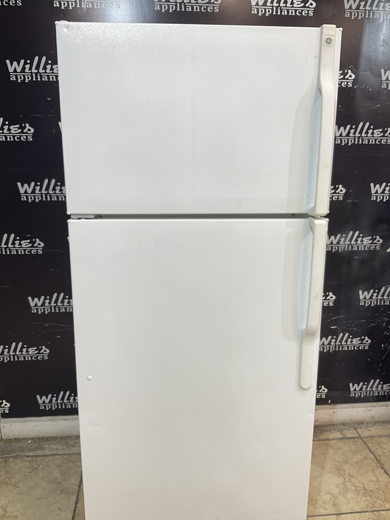 Ge Used Refrigerator Top and Bottom 28x67 1/2” (white)