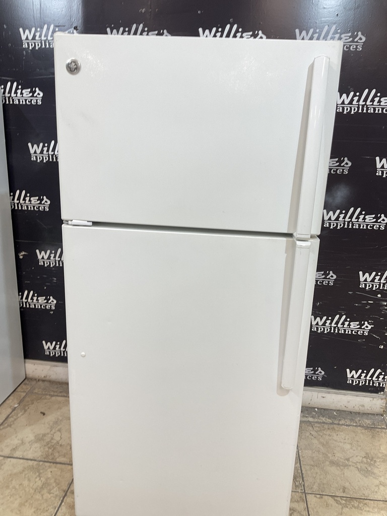Ge Used Refrigerator Top and Bottom 28x61 1/2” (white) 