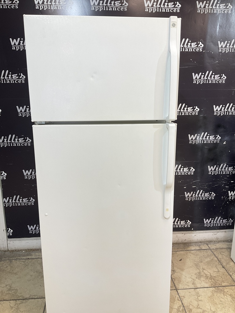 Ge Used Refrigerator Top and Bottom 28x67 1/2” (White) 