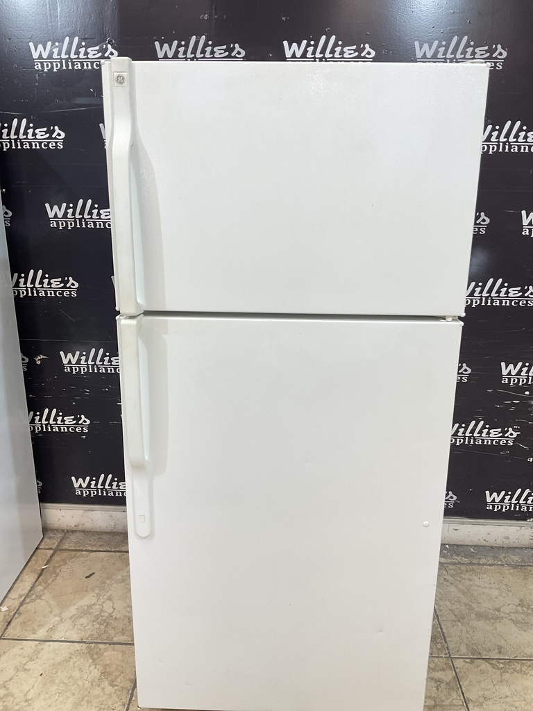 Ge Used Refrigerator Top and Bottom 28x61 1/2” (White) 