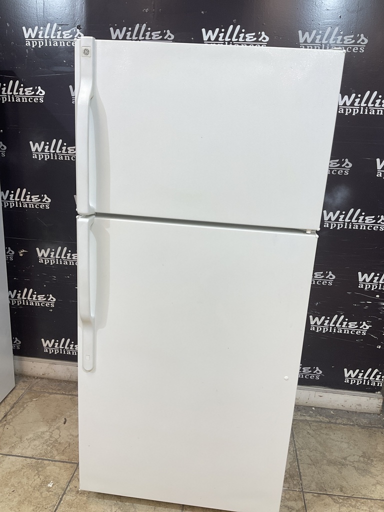 Ge Used Refrigerator Top and Bottom 28x61 1/2” (White) 