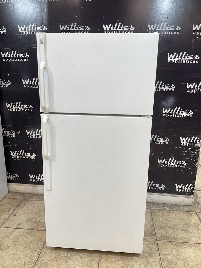 Ge Used Refrigerator Top and Bottom 28x61 1/2’ (White)