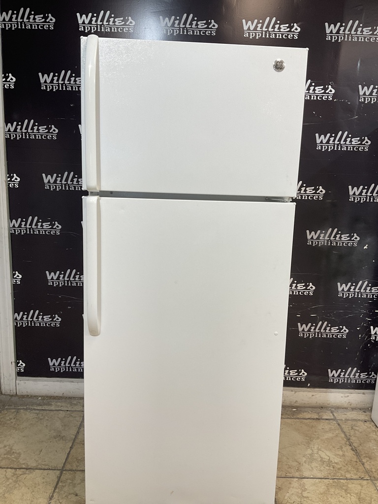 Ge Used Refrigerator Top and Bottom 28x67 1/2” (white) 