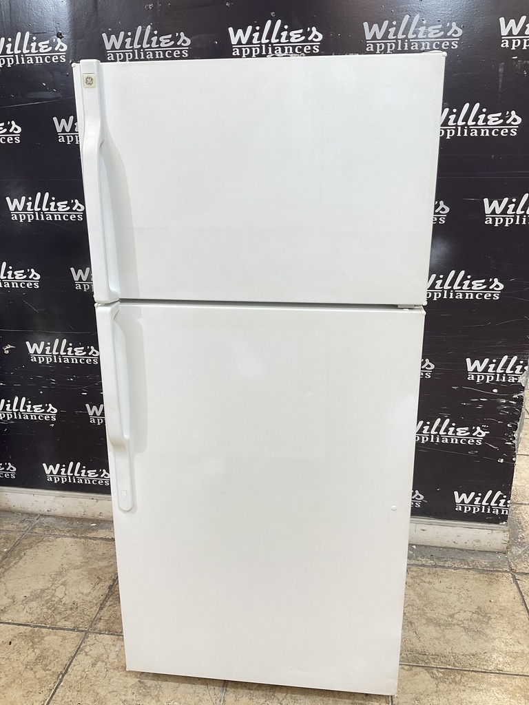 Ge Used Refrigerator Top and Bottom 28x61 1/2” (White)