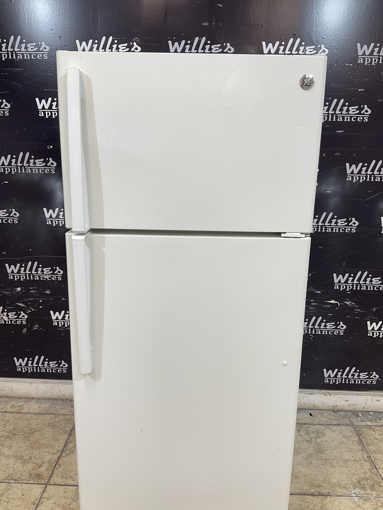 Ge Used Refrigerator Top and Bottom 28x61 1/2” (White) 