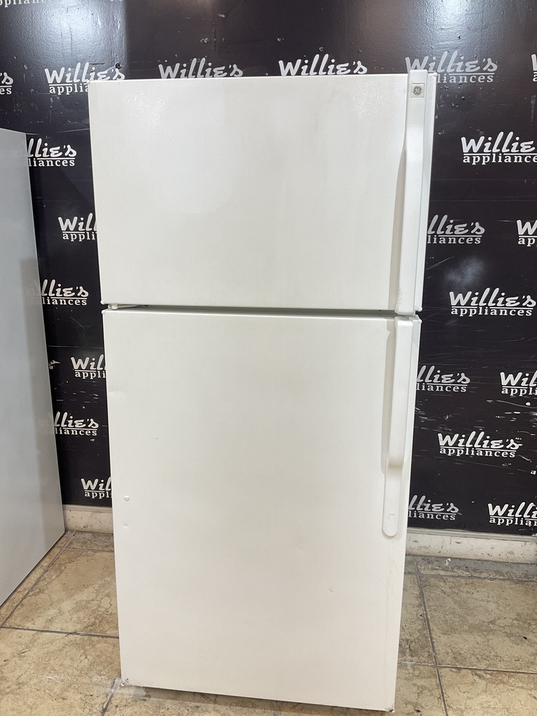 Ge Used Refrigerator Top and Bottom 28x61 1/2” (white)