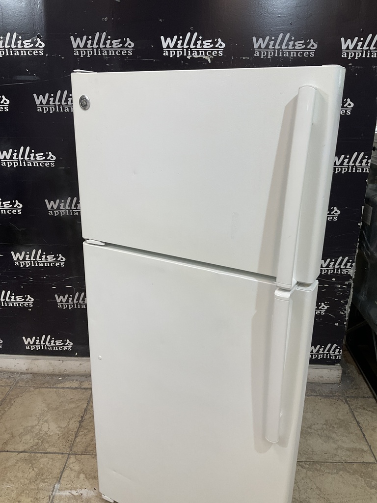 Ge Used Refrigerator Top and Bottom 28x61 1/2” (White) 