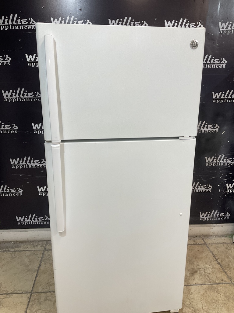 Ge Used Refrigerator Top and Bottom 28x61 1/2” (white) 