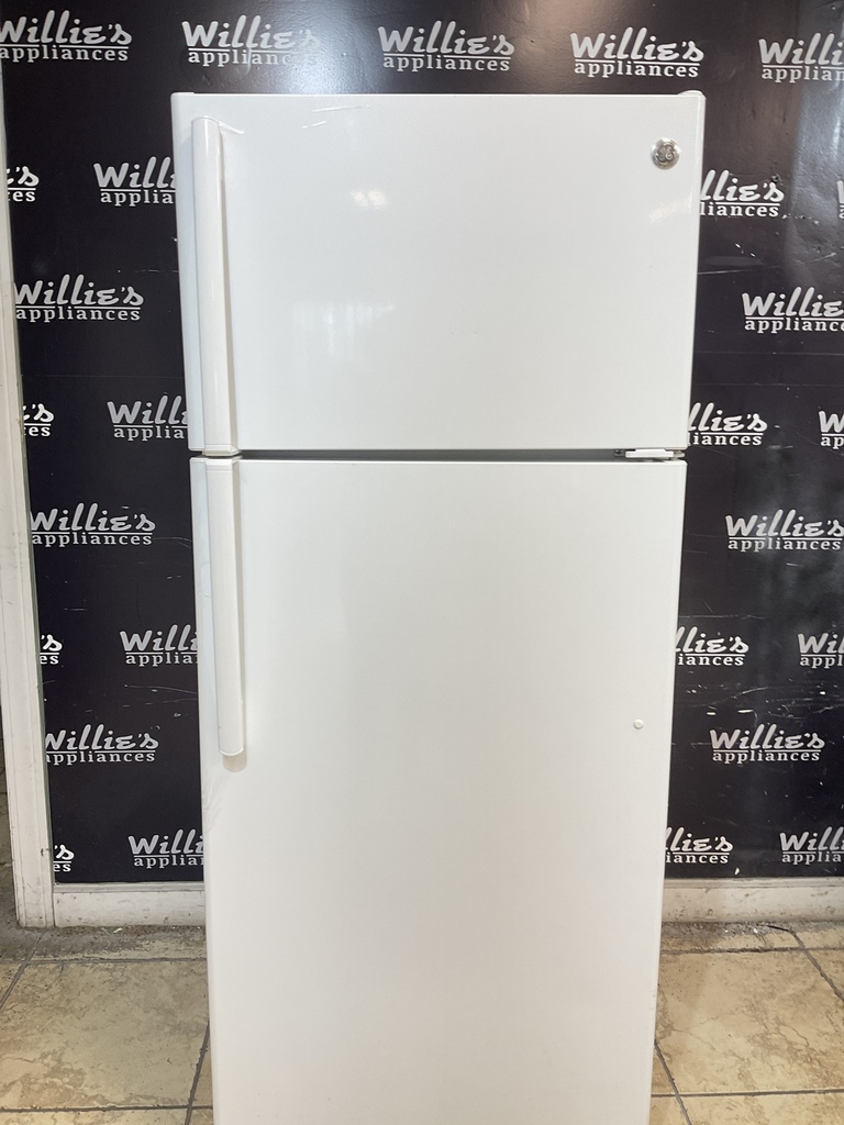 Ge Used Refrigerator Top and Bottom 28x67 (White) 