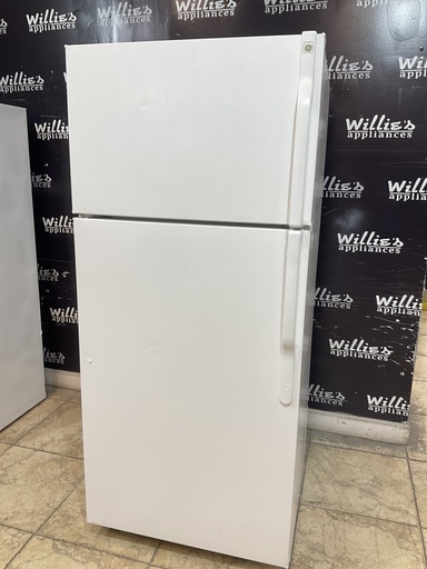 [95207] Ge Used Refrigerator Top and Bottom 28x64 1/2” 
