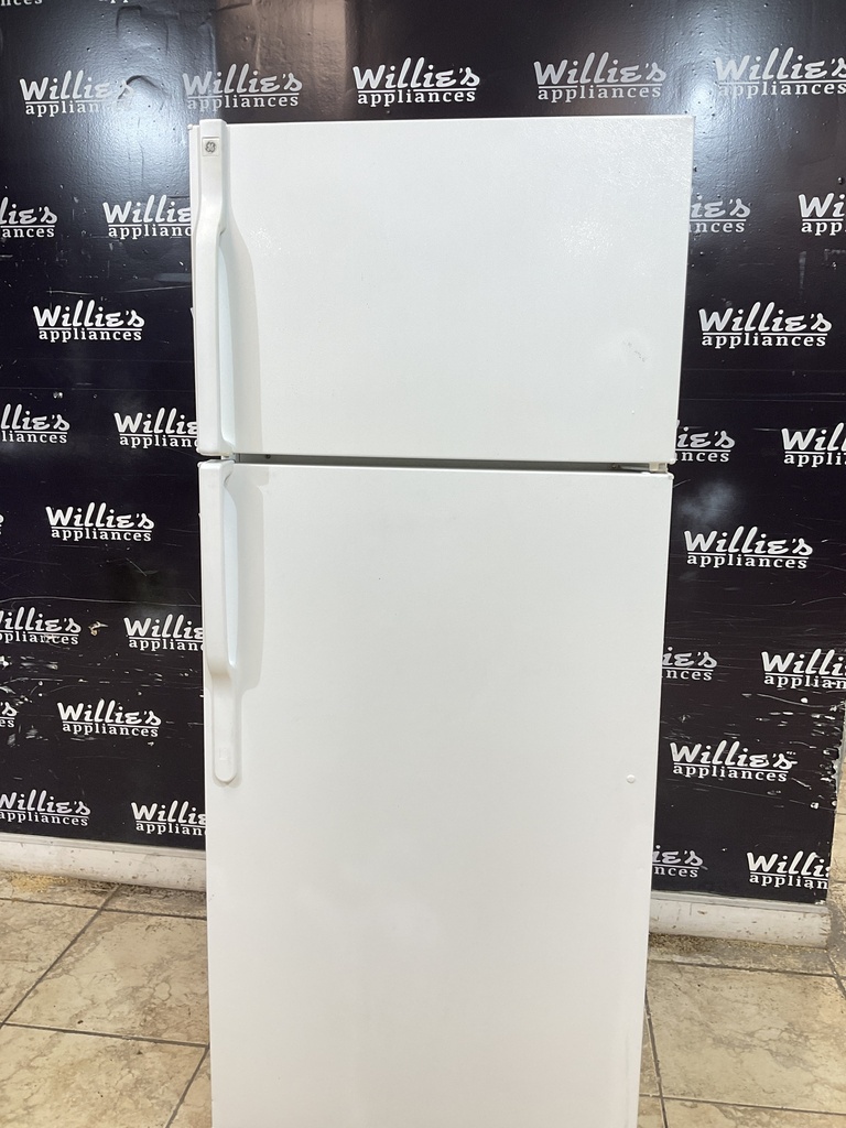 Ge Used Refrigerator Top and Bottom 28x67 (White) 