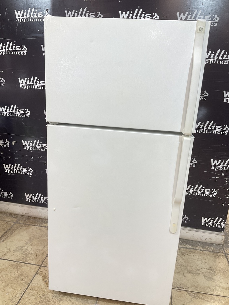 Ge Used Refrigerator Top and Bottom 28x61 1/2” (White)