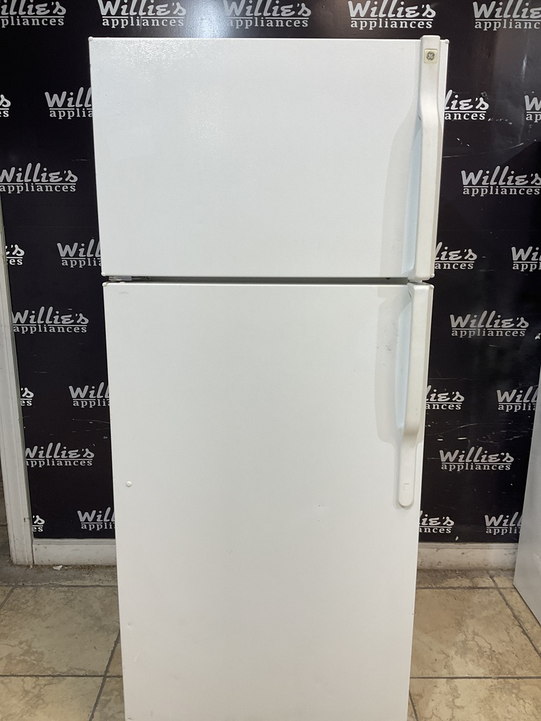 Ge Used Refrigerator Top and Bottom 28x67 1/2” (White)
