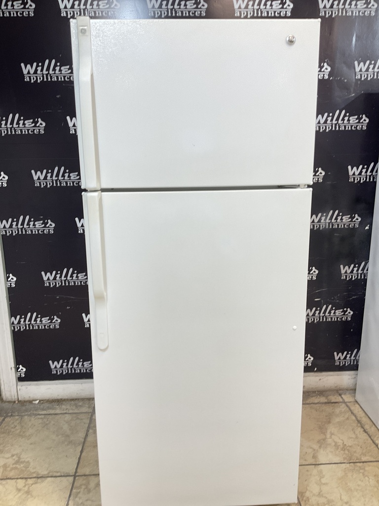 Ge Used Refrigerator Top and Bottom 28x67 1/2” (White) 