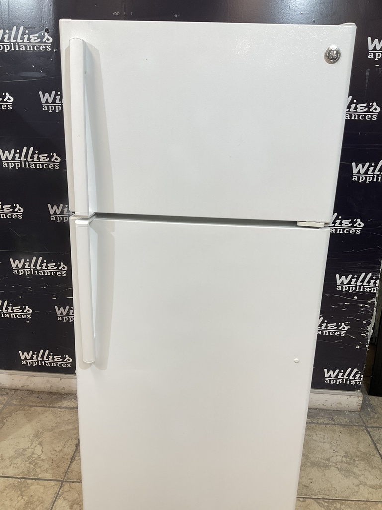 Ge Used Refrigerator Top and Bottom 28x64 (White) 