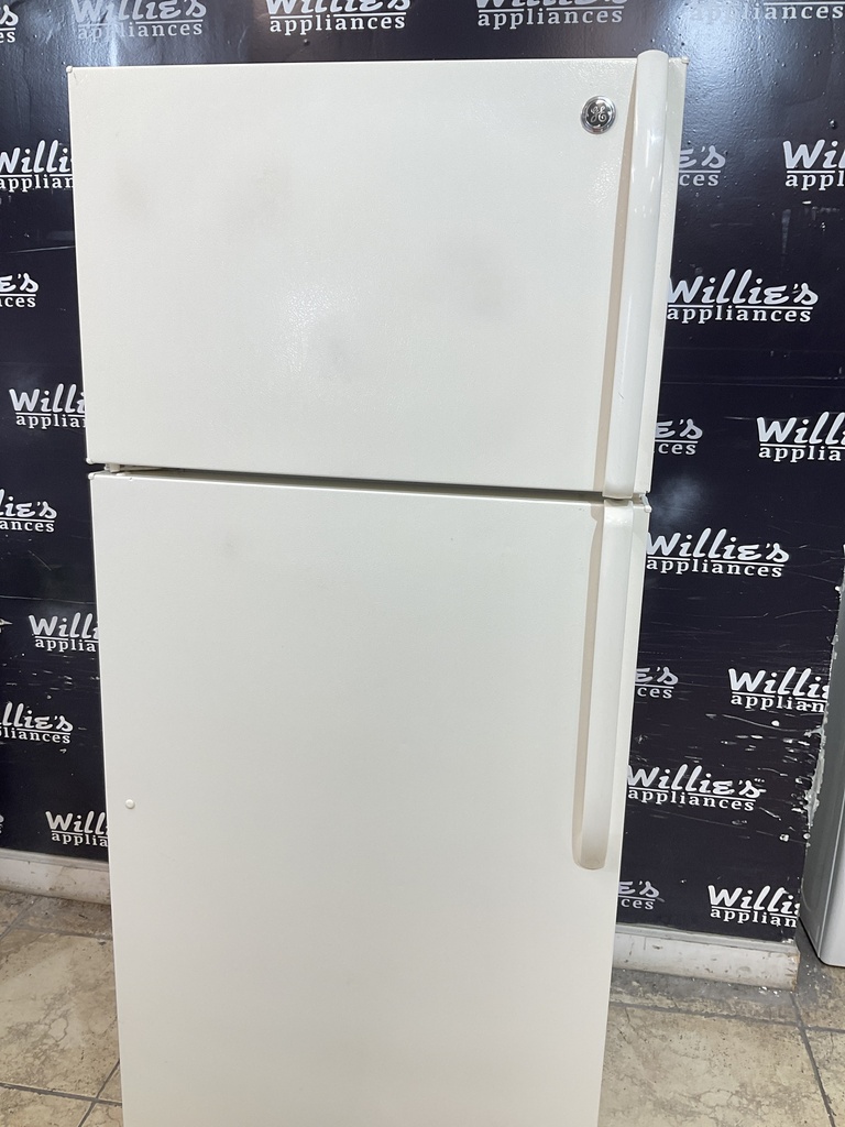 Ge Used Refrigerator Top and Bottom 28x67 (Bisque) 