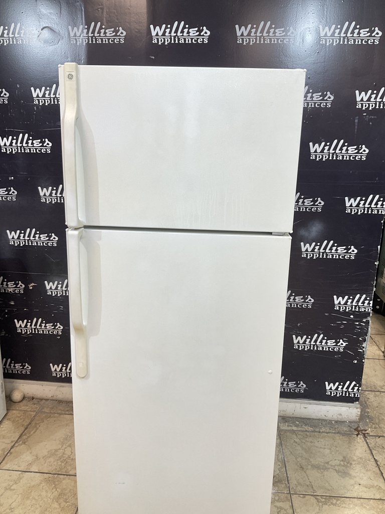 Ge Used Refrigerator Top and Bottom 28x67 1/2” 