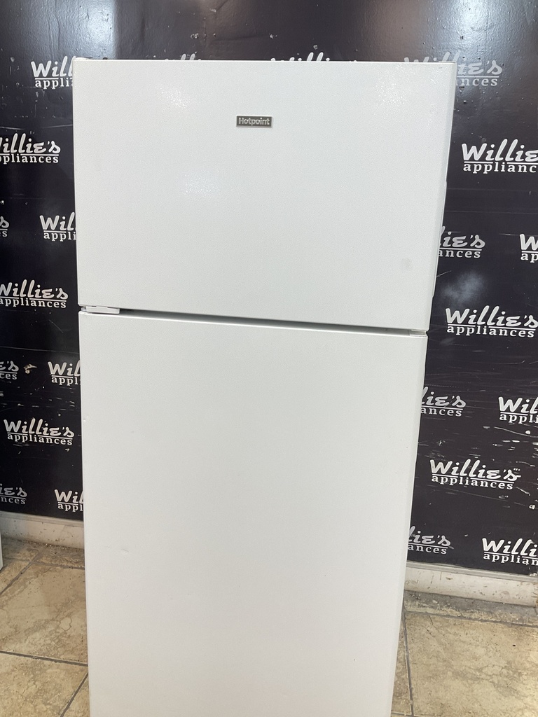 Hotpoint Used Refrigerator Top and Bottom 28x61 1/2” (White)