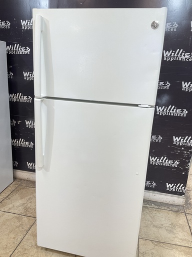 [104684] Ge Used Refrigerator Top and Bottom 28x64 (white) 