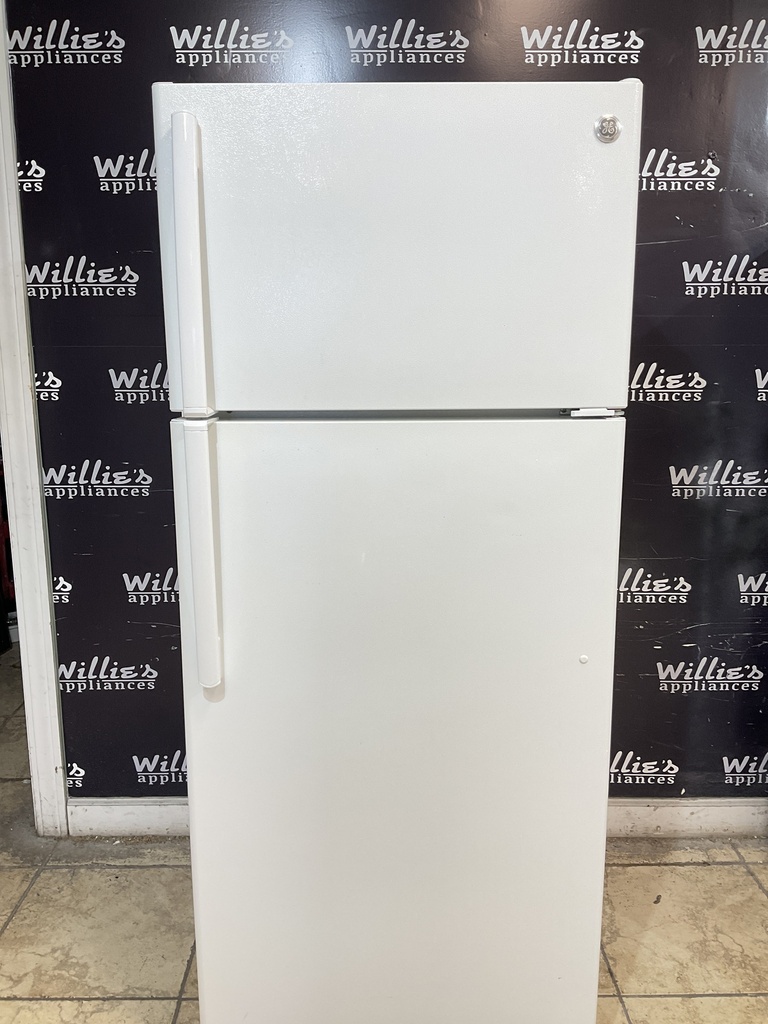Ge Used Refrigerator Top and Bottom 28x66 1/2” (White)