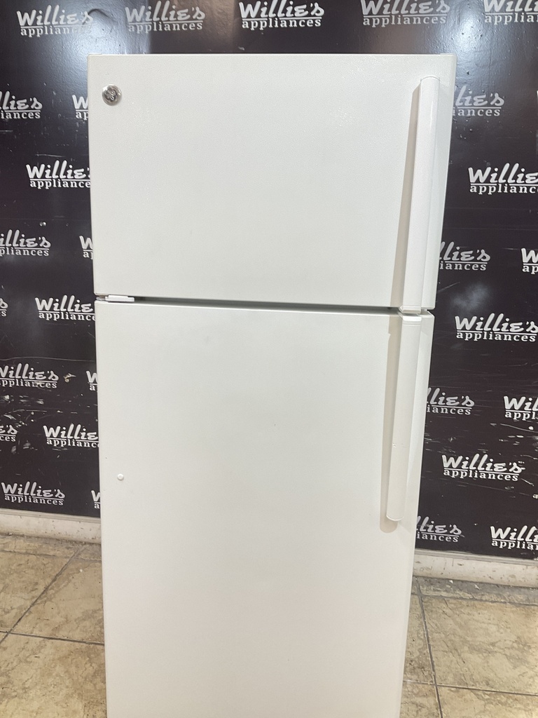 Ge Used Refrigerator Top and Bottom 28x64 1/2” (White) 