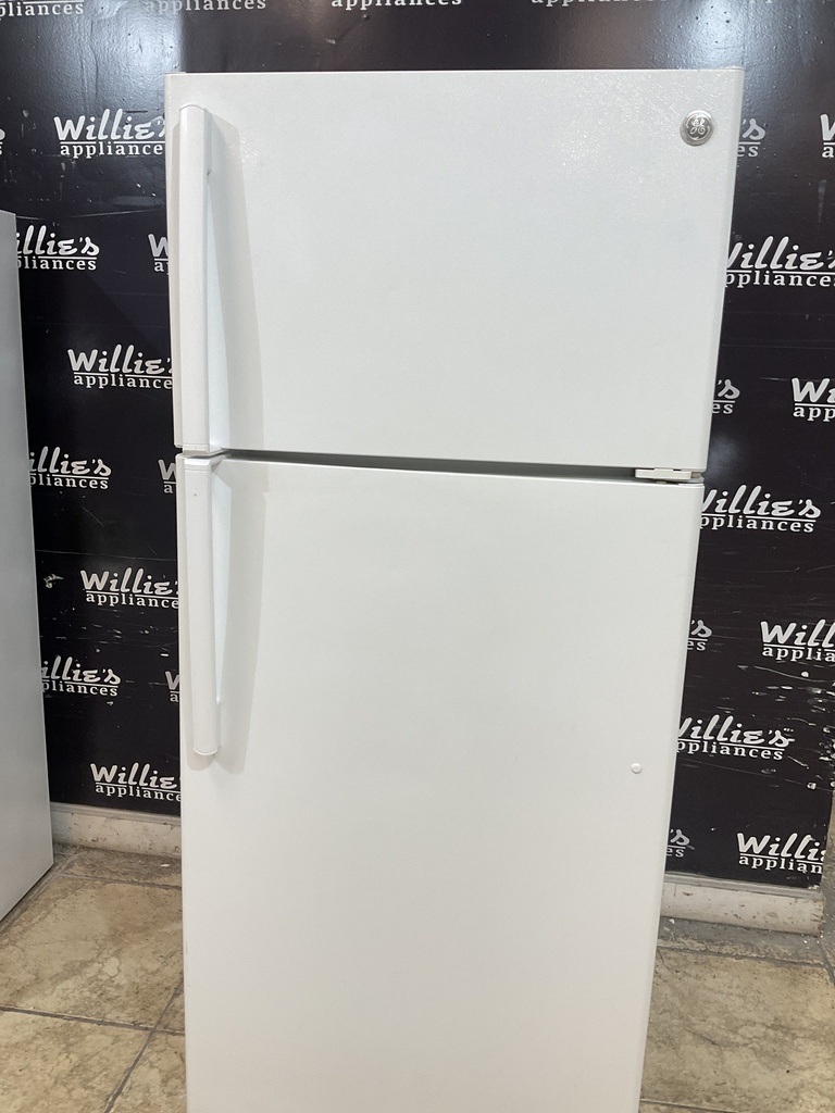 Ge Used Refrigerator Top and Bottom 28x64 1/2” (White) 